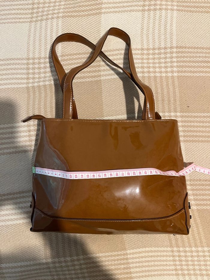 Magnifique sac à main laqué marron pour 2 euros seulement