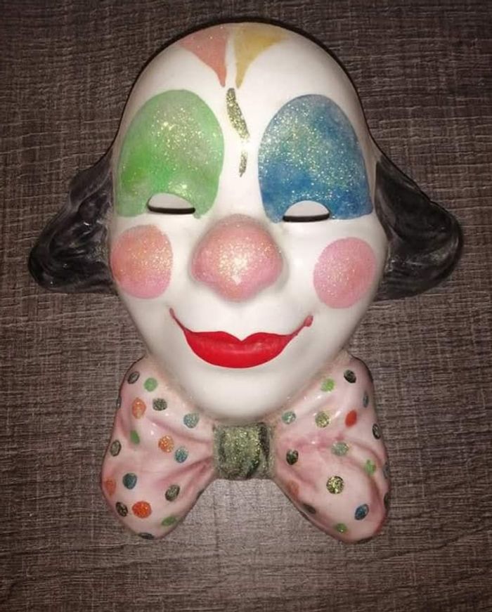 Masque clown mural
Environ 20 cm sur 17 cm
