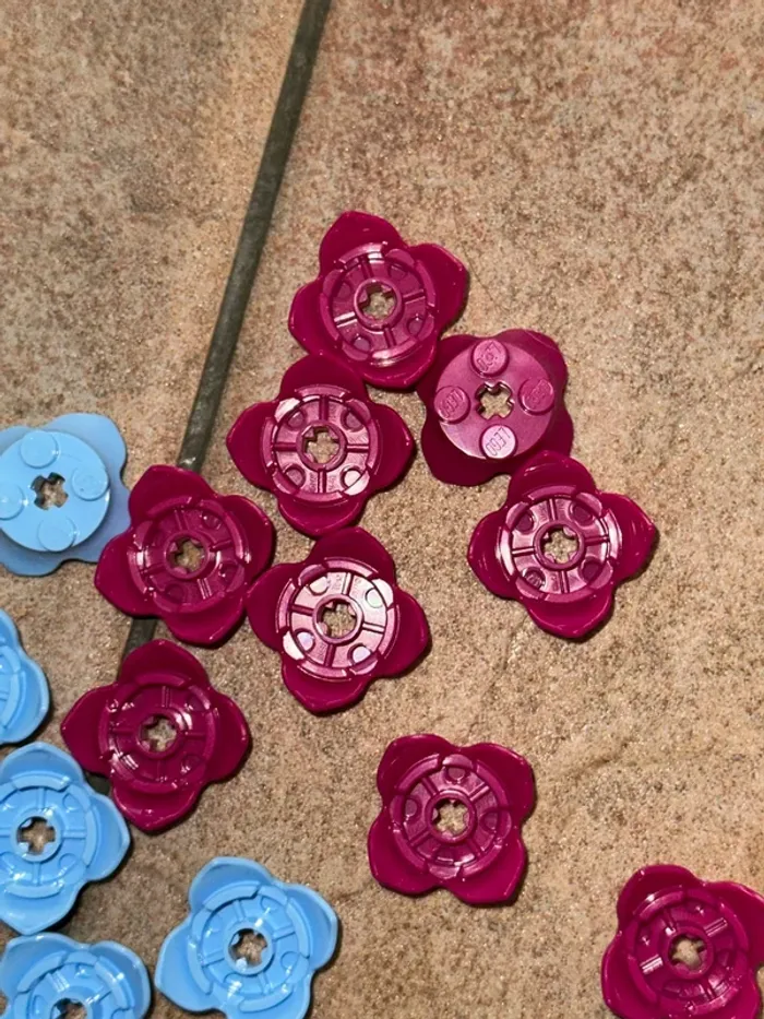 20 Lego Plant Leaves 2 x 2 with 4 Petals and Axle Hole ref 15469 - photo numéro 3