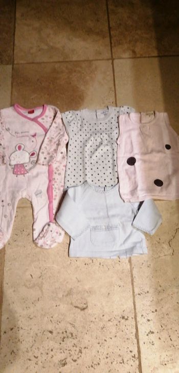 Lot de 4 vêtements fille en 6 mois