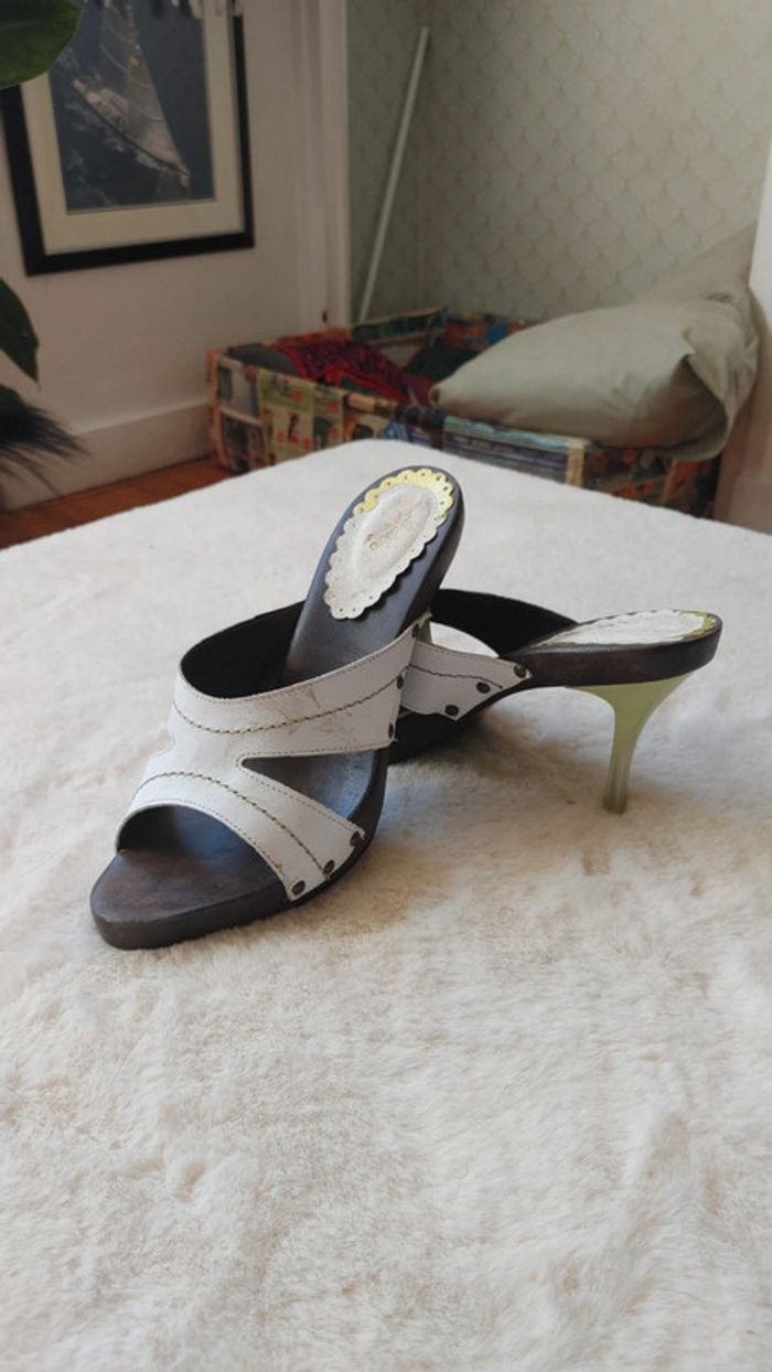 Magnifique mule escarpins vintage ouverts en cuir et bois talon fine transparente