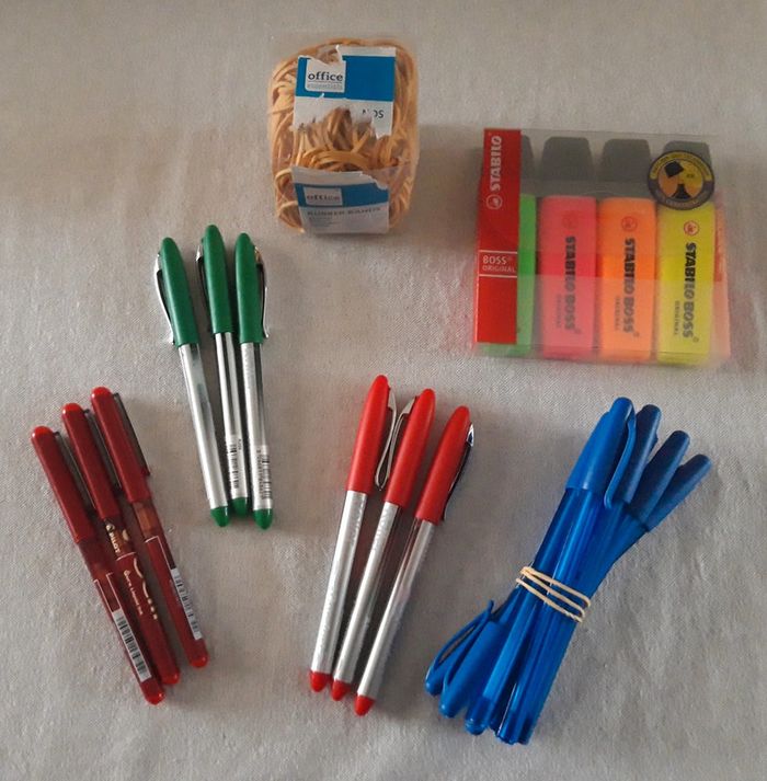Lot de fournitures scolaires neuves