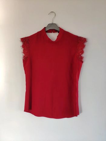 Très jolie tunique rouge à dentelle taille 40