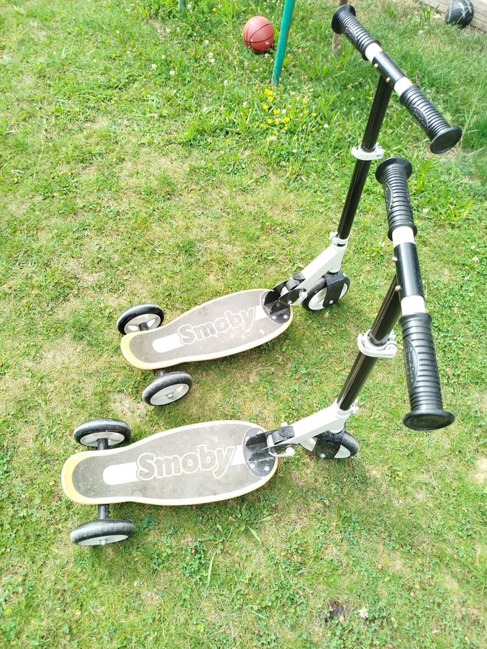 Trottinettes 3 roues ( jumeaux ) - photo numéro 2