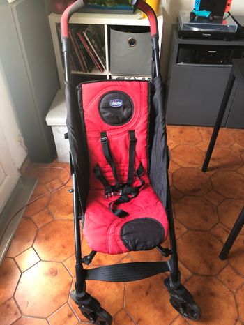 Poussette KIKO modèle Liteway rouge et noir avec panier et pare soleil prix: 80 Euros. À venir récupérer sur Lattes (34)