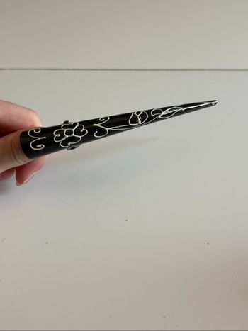 Pince à bec métallique noir à motifs blanc