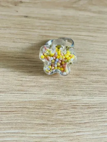 Bague ajustable forme fleur colorée