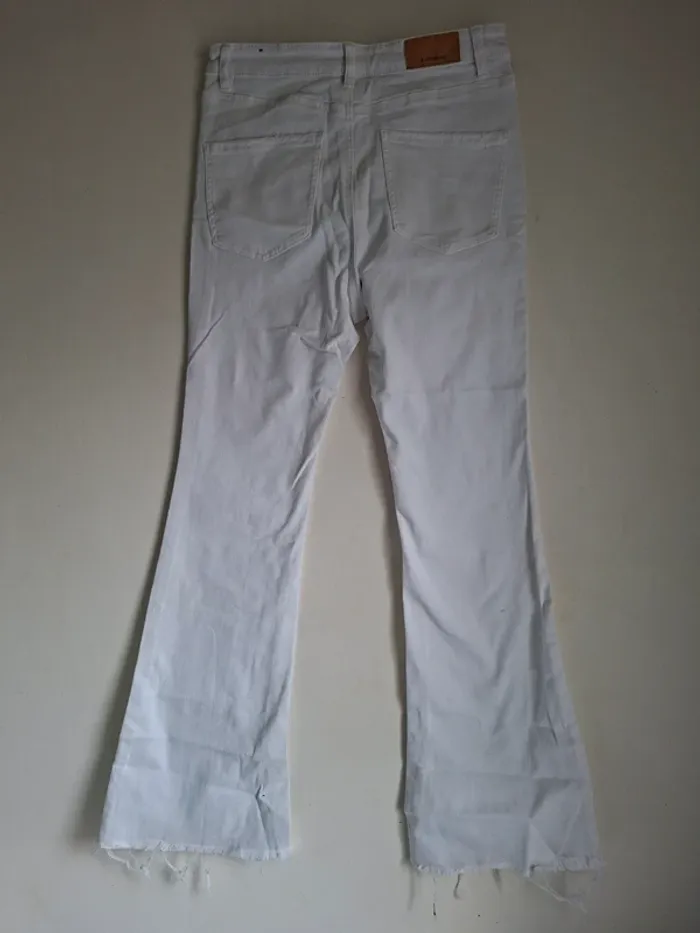 Jean blanc évasé- élégant et tendance, parfait pour toute saisons,Stradivarius neuf, taille 42 - photo numéro 7
