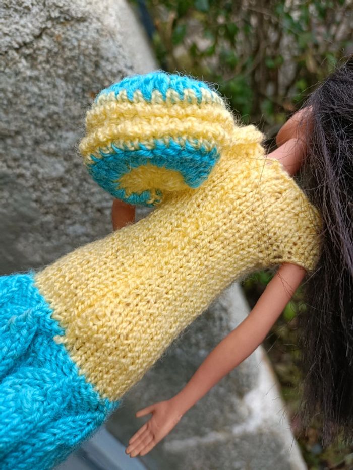 Robe jaune et bleu avec sac en crochet pour barbie - photo numéro 7