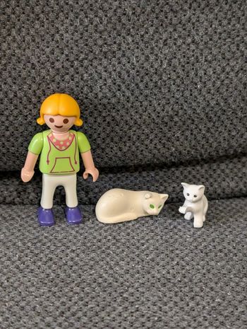 Playmobil fillette blonde chats blancs