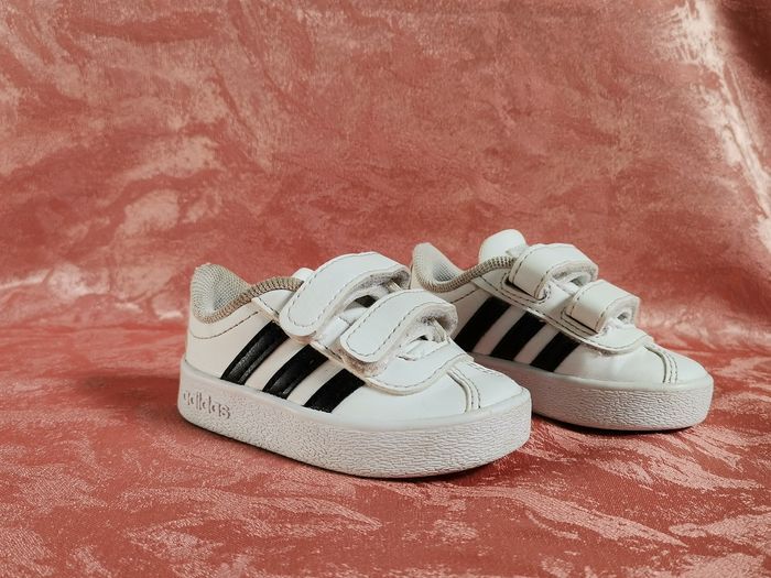 Basket blanche Adidas taille 18 unisexe