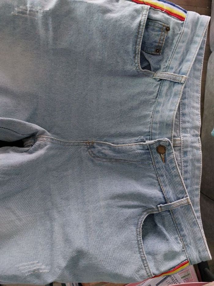 Jeans avec bandes couleurs