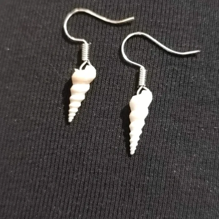 boucles d'oreilles pendantes fantaisie métal argenté et coquillage