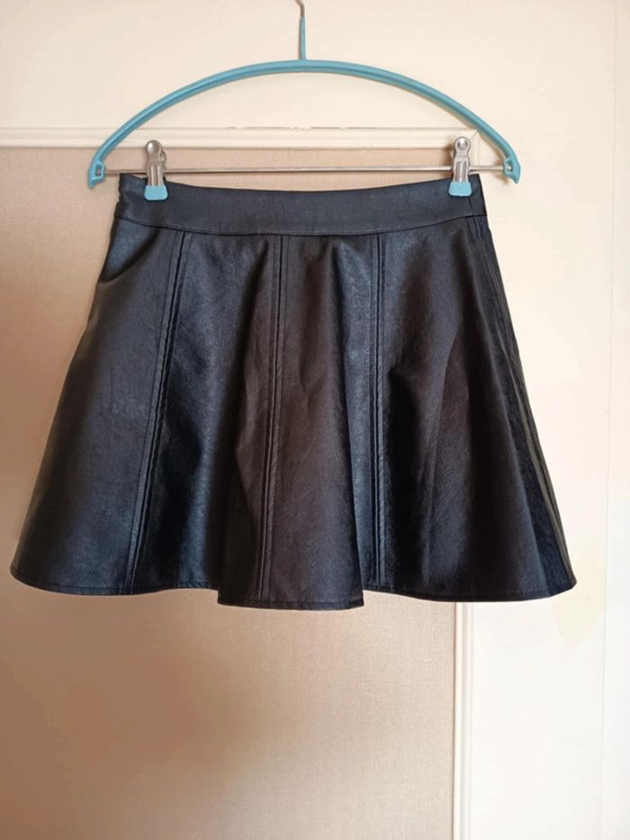 Mini jupe simili cuir noire Avec short intérieur. Marque xiaopanggao. - photo numéro 3