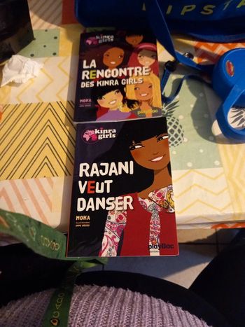 Mot livre les kinra girls 1 à la ficelle coupé traces d'usures  normales