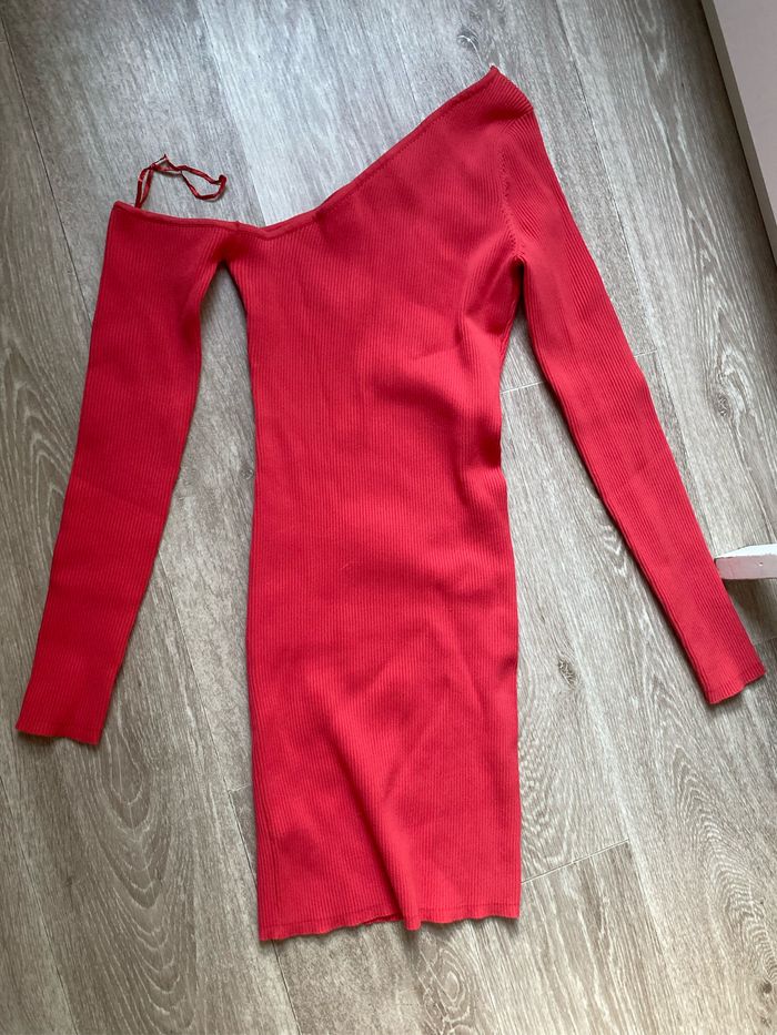 Robe moulante asymétrique épaule nu rose - photo numéro 3