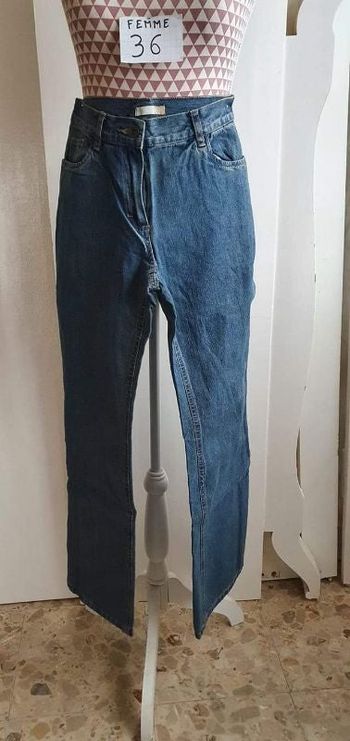 Jeans, bleu,coton,en très très bon état, taille standard, forme flare,  longueur 98cm
