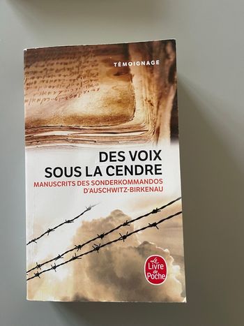 Des voix sous la cendre