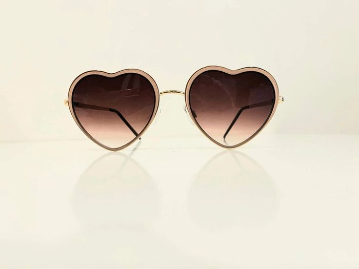Lunette de soleil femme cœur beige et dorée verres dégradés UV protection catégorie 3 - photo numéro 3