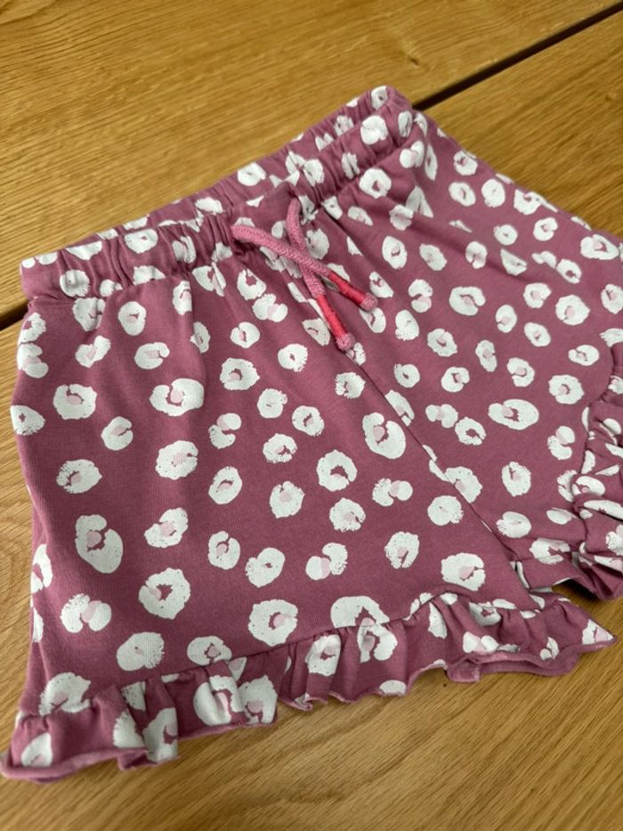 Short fond rose foncé et fleurs blanches - Taille 2/3 Ans - photo numéro 3