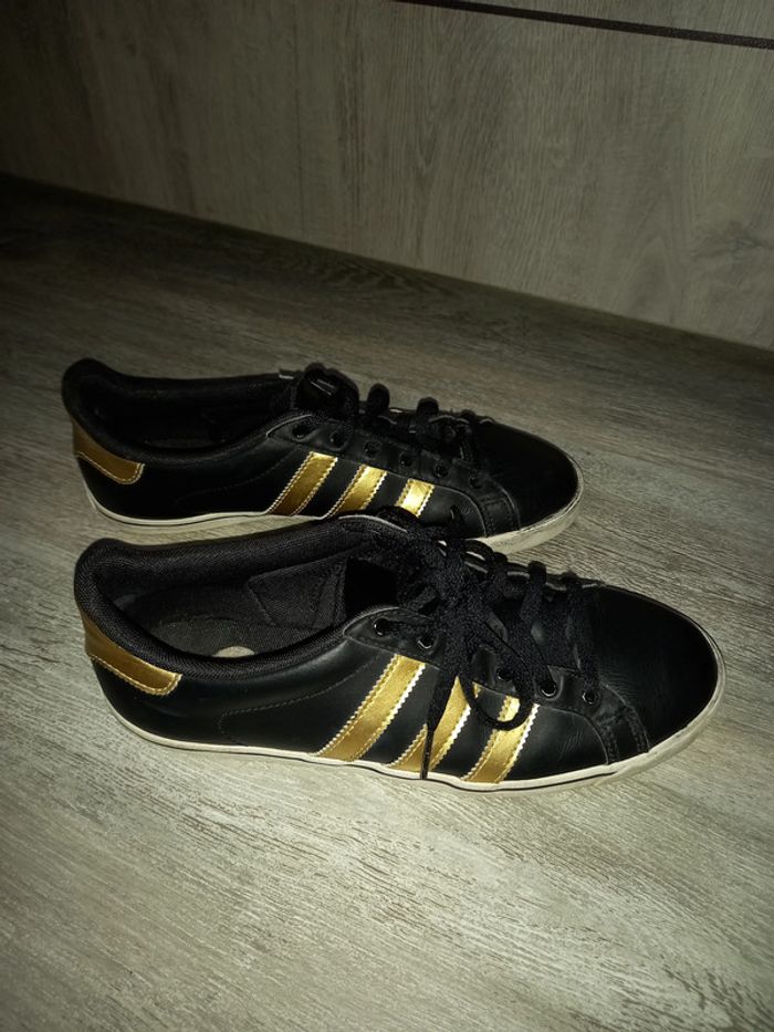 basket basse noire bande doré adidas pointure 39