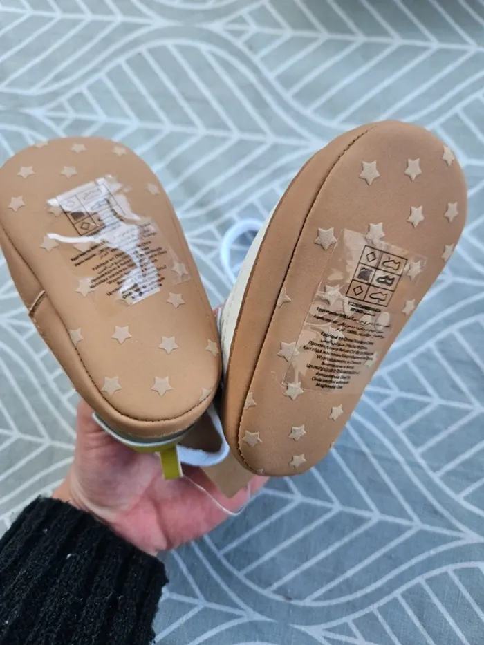 Petite chaussures taille 12-18mois 🌸 - photo numéro 2