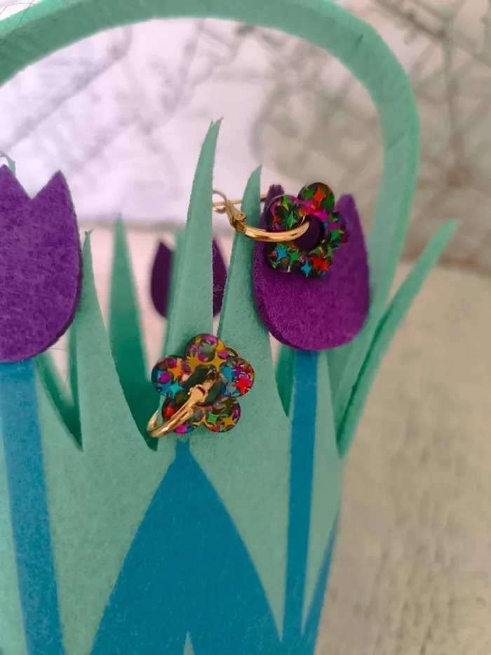 Boucles d’oreilles dorées – fleur en résine à paillettes étoilées 🌸 - photo numéro 3