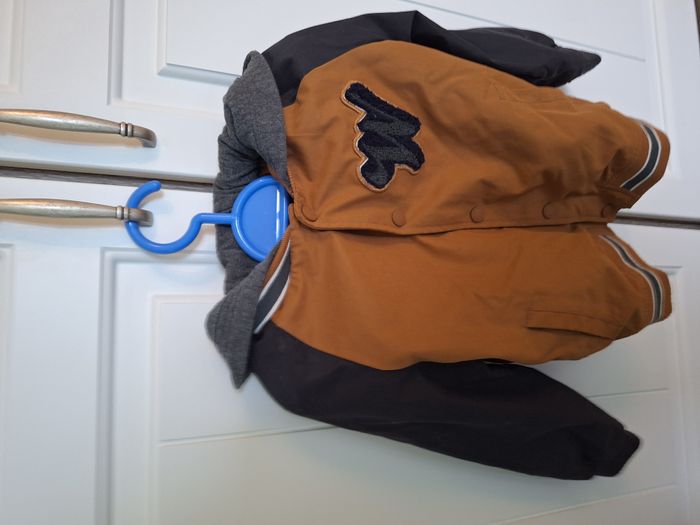 Blouson garçon à capuche . Entre saison - Taille 6 ans