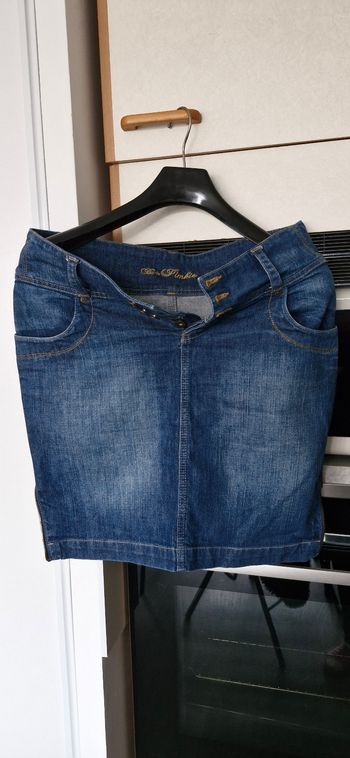 Vend jupe en jeans taille 40  pimkie a boutons et fermeture sur le côté