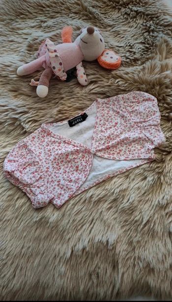 Bolero blanc rouge tout comptr fait 23 mois