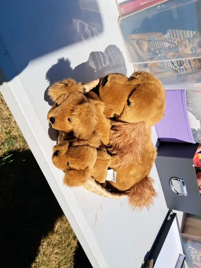 Peluches chiennes avec ses 2 chiots  dans un panier
