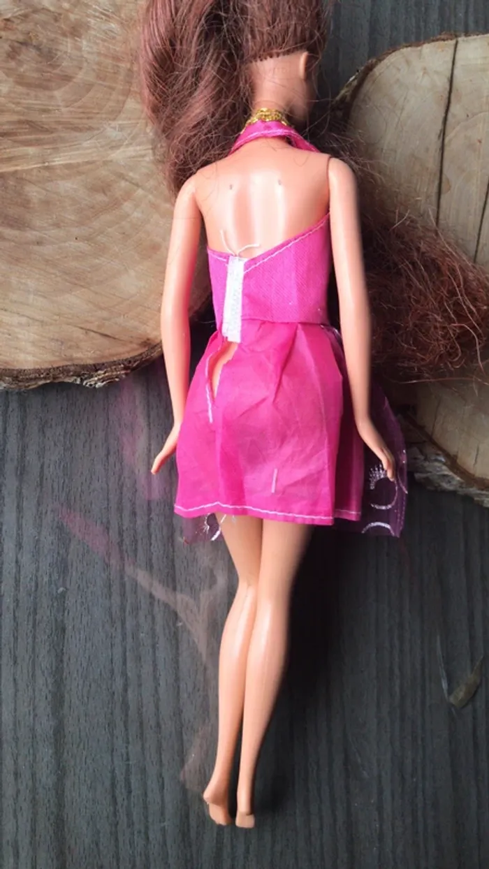 Barbie avec tenue - photo numéro 4