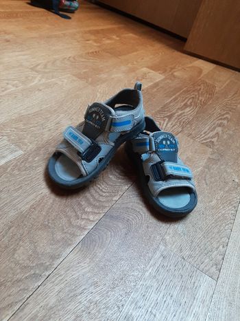 Sandales grises à scratchs