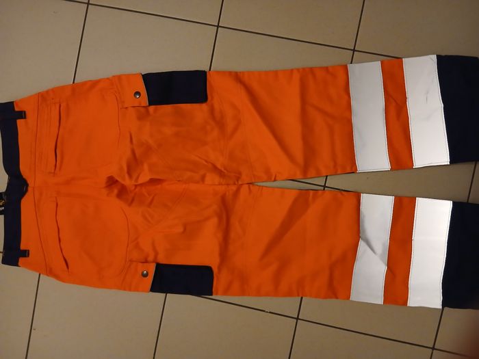 Pantalon de travail neuf - photo numéro 4