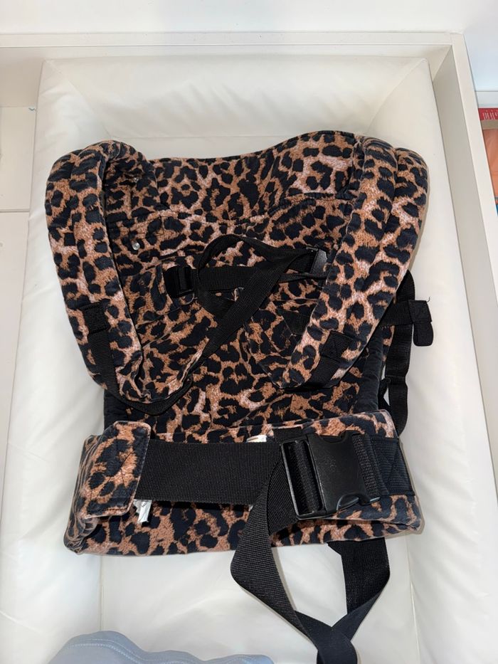 Porte bébé momcosy léopard - photo numéro 2