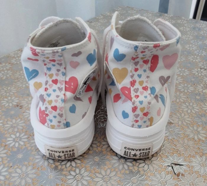 Baskets Converse All Star Chuck Taylor coloris blanc imprimées cœurs taille 36 en très bon état - photo numéro 4