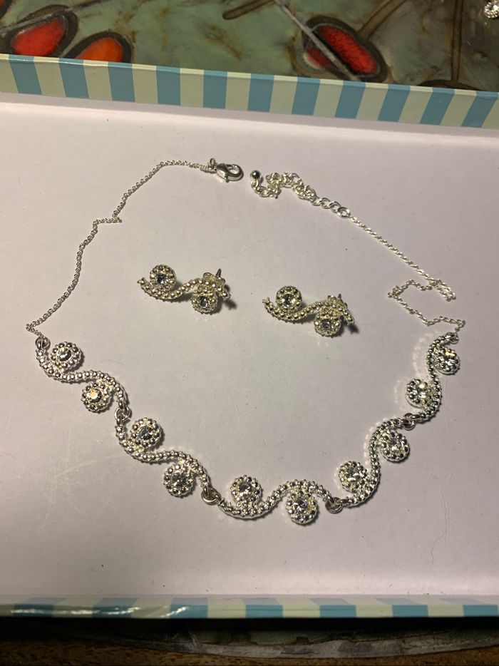 Collier et boucles d’oreilles strass