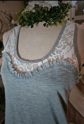 Haut gris dentelle blanche Mim Taille L Neuf