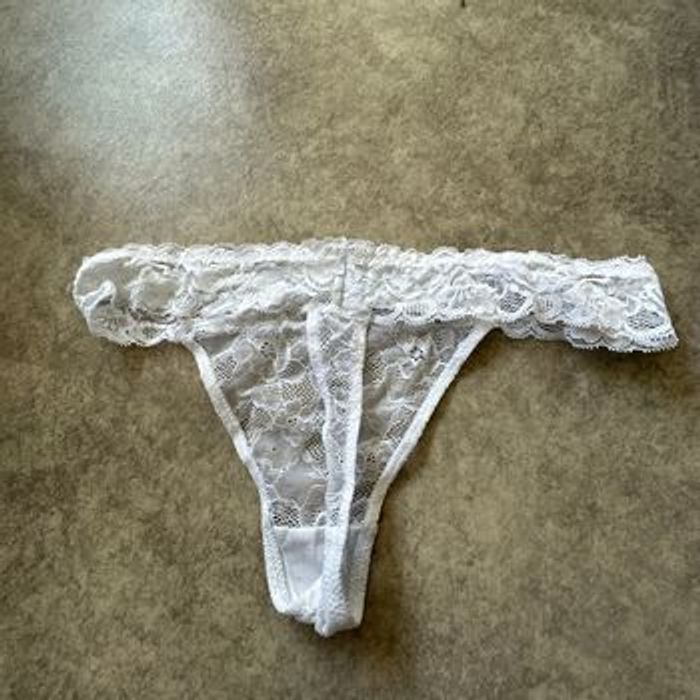 String blanc dentelle - photo numéro 2