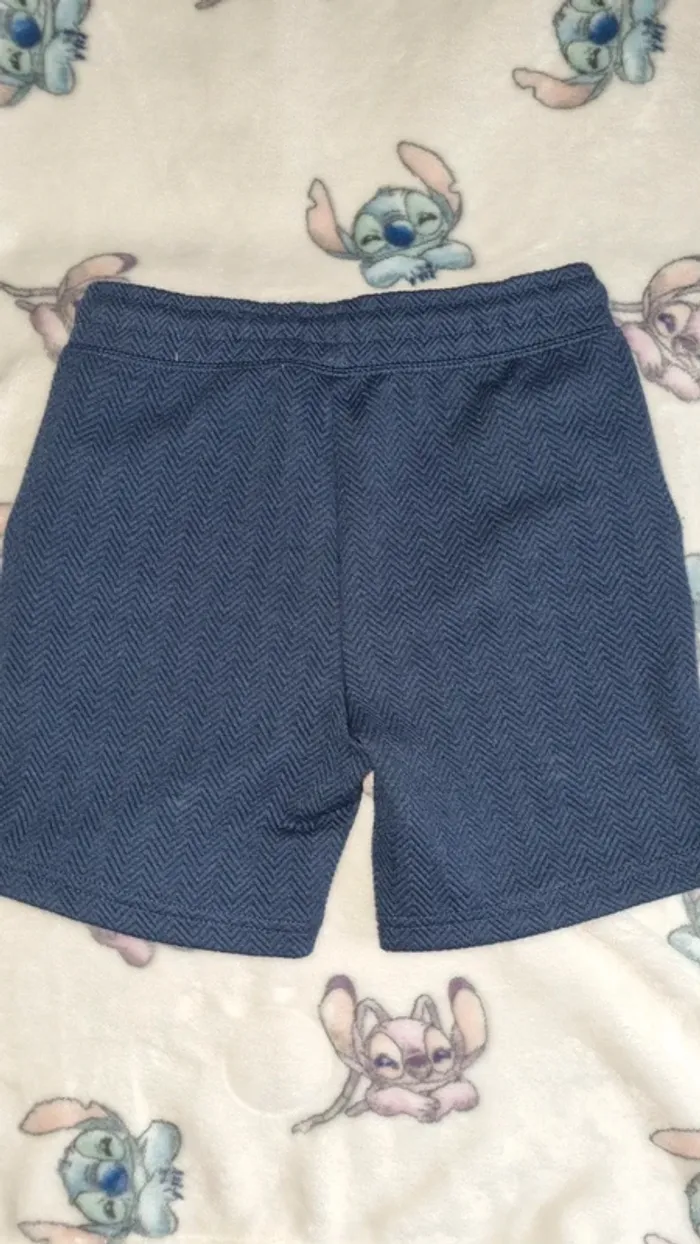 Short 4/5 ans en très bon état - photo numéro 2