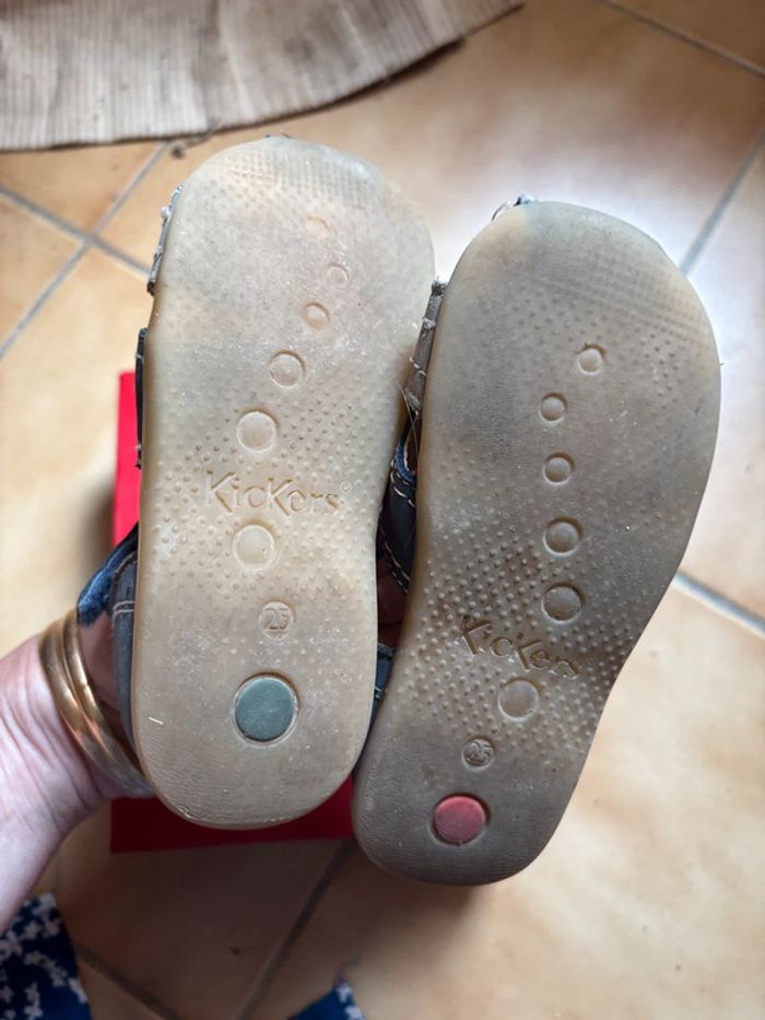 Belle paire de sandales Kickers T. 25 garçon - photo numéro 7