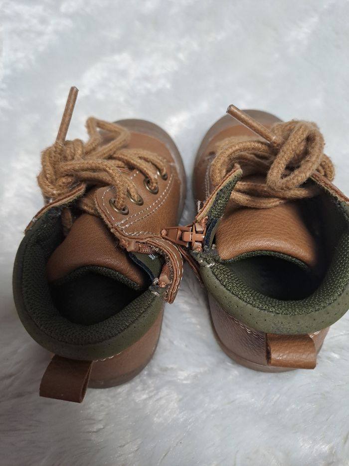 Bottines bébé taille 18✔ Fermeture éclair sur le côté + lacets décoratifs
✔ Semelle souple et antidérapante
✔ Faciles à enfiler
✔ Bon maintien de la cheville - photo numéro 3