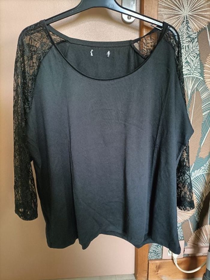Blouse noir manches longues avec broderie dentelle aux manches