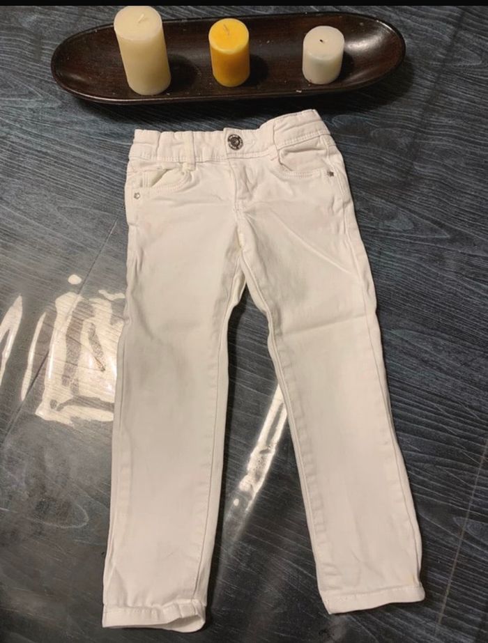 Jeans blanc OKaidi 2 ans mis une fois - photo numéro 2