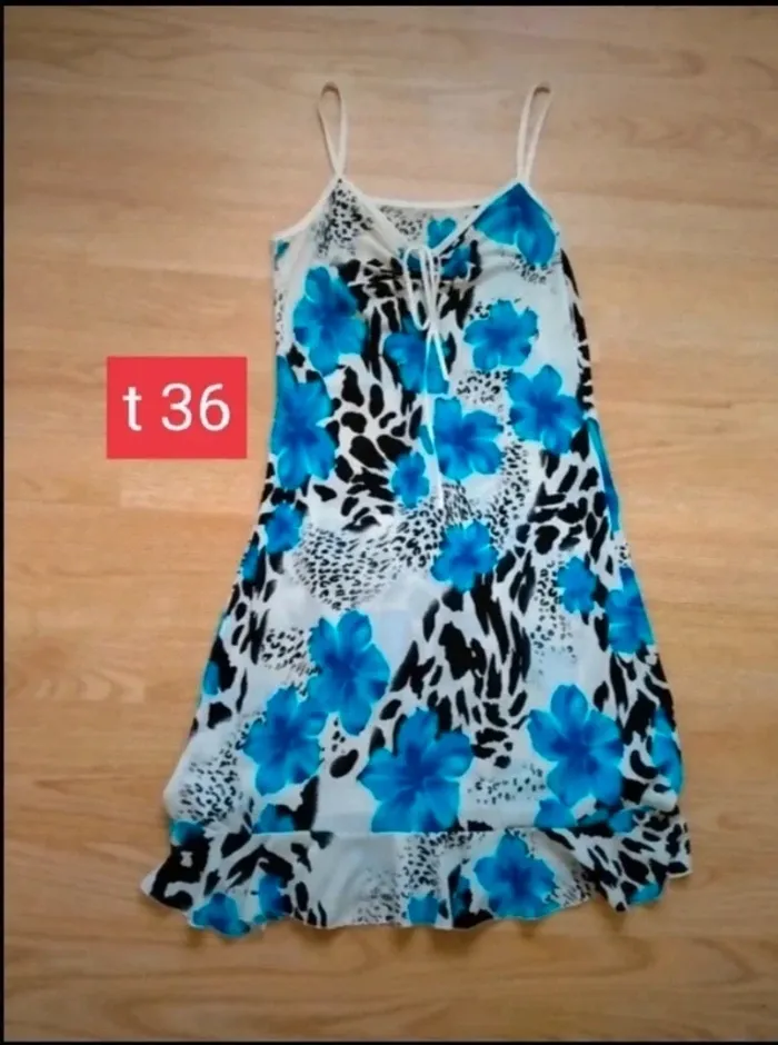 robe blanche, fleurie bleue et noire .
Femme. Taille 36