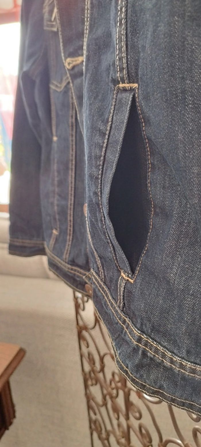 Veste en Jean avec poches Kiabi. Très bon état. Taille 12 ans - photo numéro 6