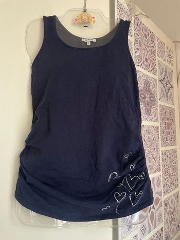 Débardeur maternité épaules larges bleu avec motif coeurs blancs