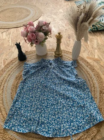 Blouse bleue à fleurs