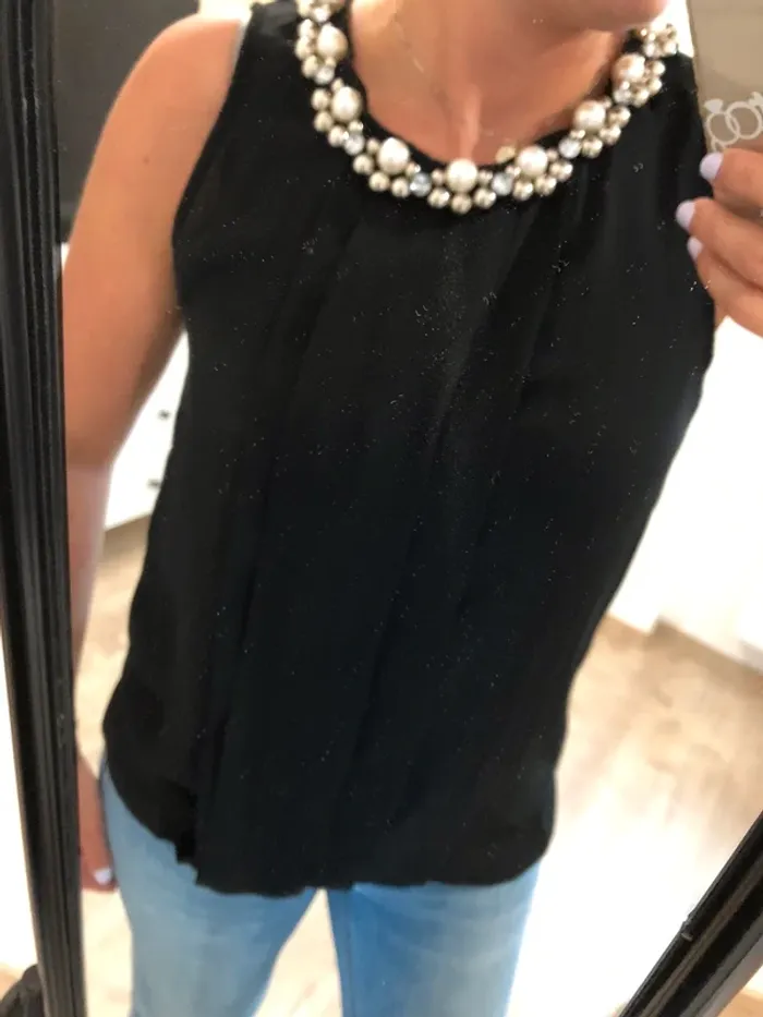 Haut fluide noir col perles