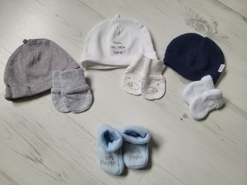 Lot bonnets et moufles naissance